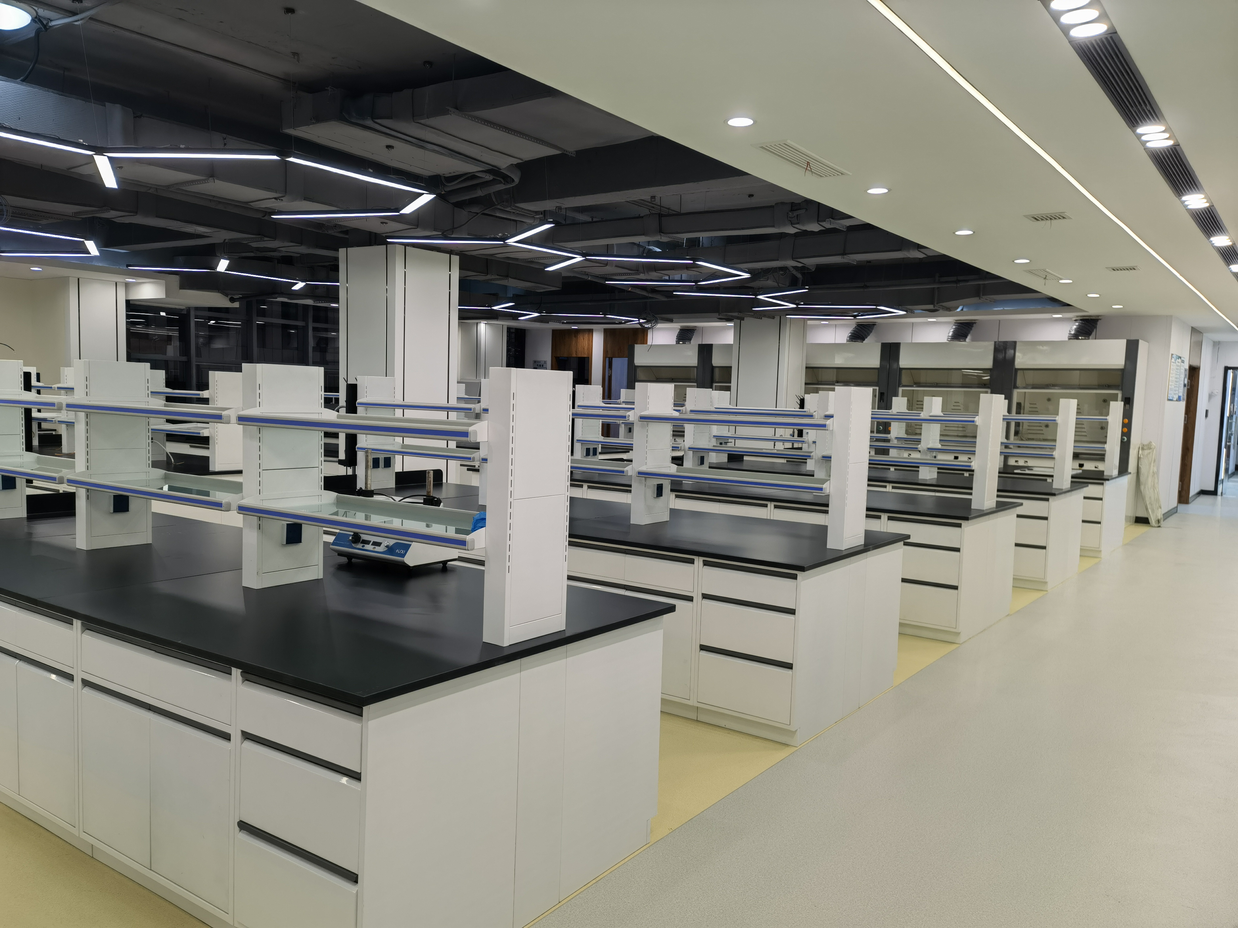 全鋼通風(fēng)柜使用很廣泛